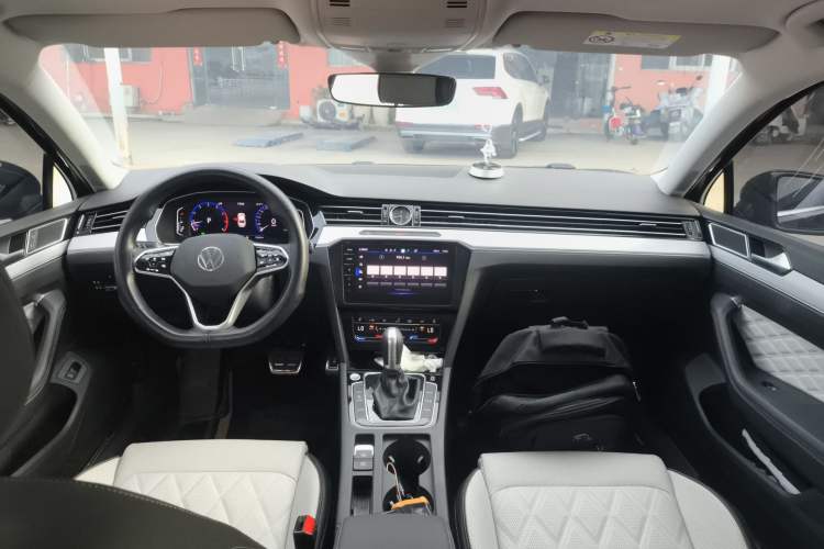 Used Volkswagen Magotan 2025 Zhongxiang Version 330TSI DSG Luxury Edition Center Console