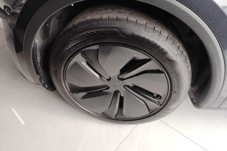 Used Tesla Model Y 2025 Rear-Wheel-Drive Version
