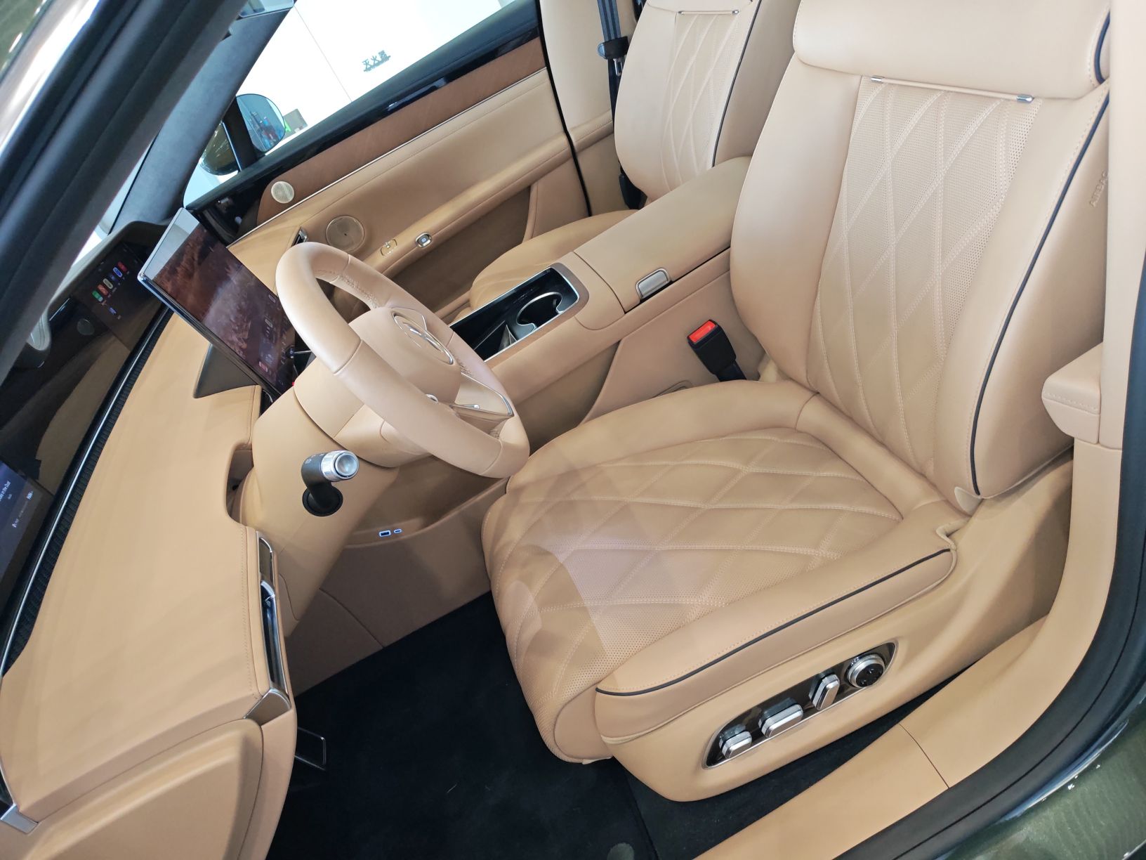 المقاعد الأمامية داخل السيارة