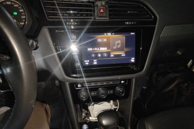 Used Volkswagen Tiguan L 2019 Updated Version 330TSI Automatic Two-Wheel Drive Panoramic Comfort Edition China VI Standard Audio And AC Panel