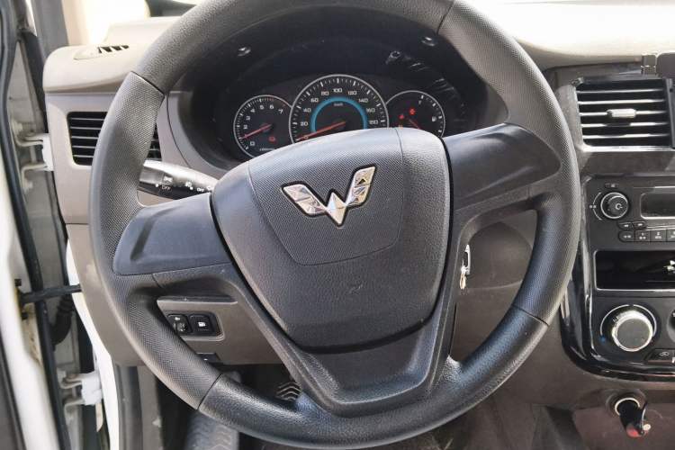 Used Wuling Rongguang V 2016 1.5L Standard Version
