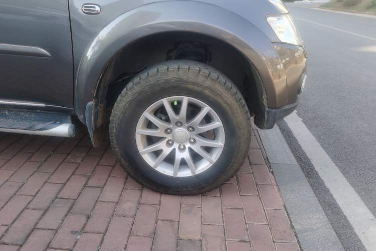 Used Mitsubishi Pajero Sport 2011 3.0L Sport Navigation Edition Right Front Wheel Hub
