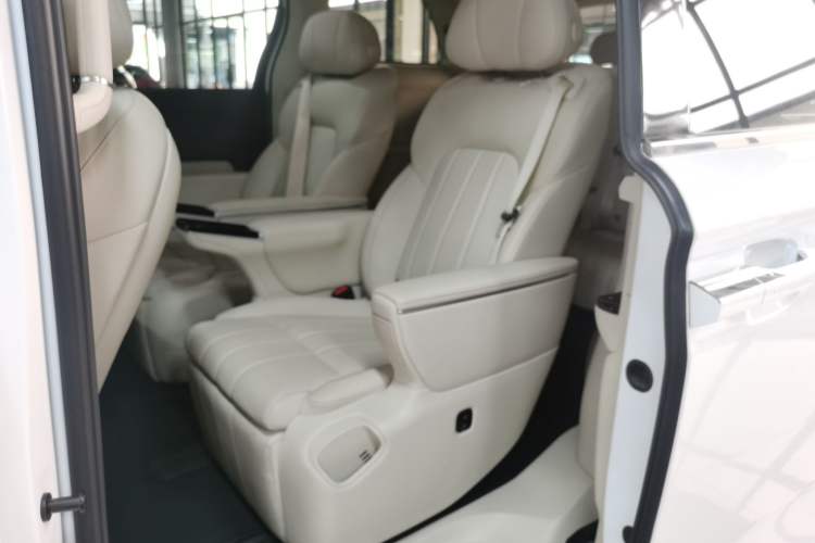 Used VOYAH Dream 2025 PHEV Four-Wheel Drive Prestige Kunpeng Edition
