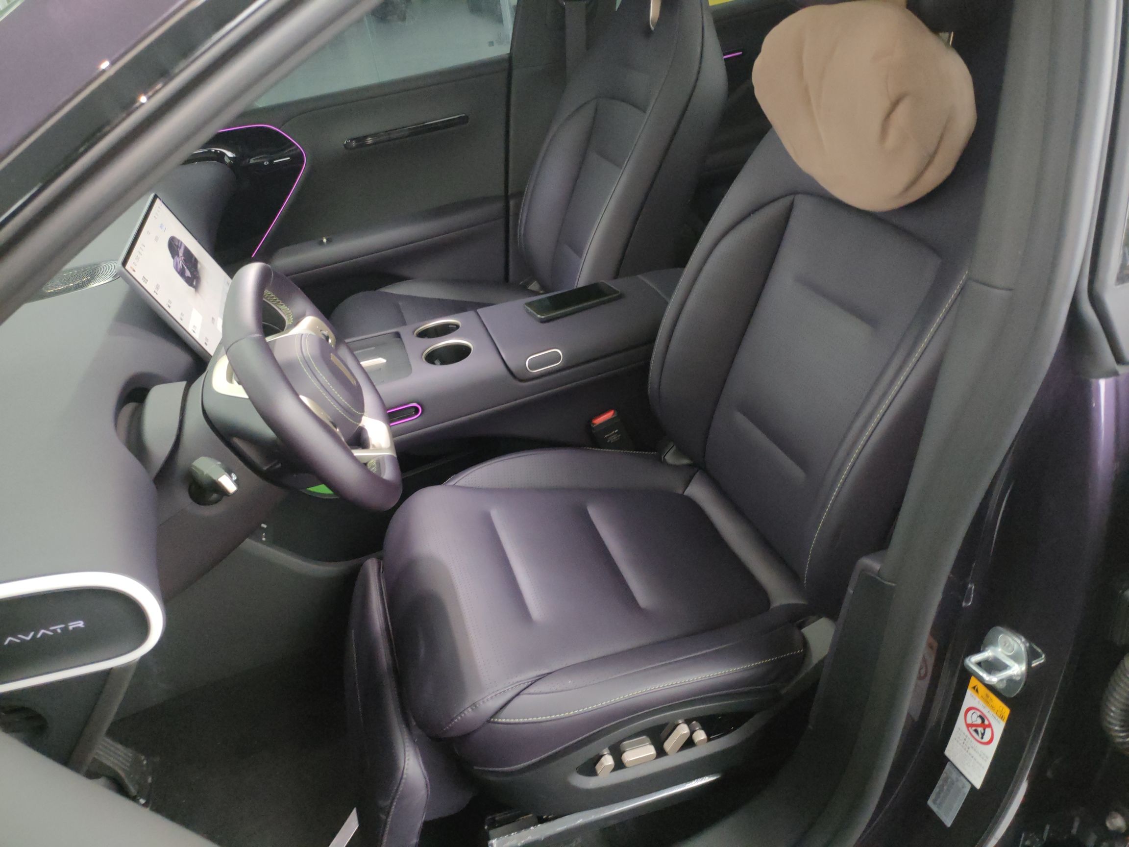 المقاعد الأمامية داخل السيارة