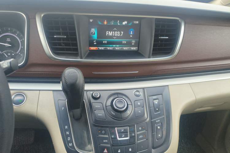 Used Buick GL8 2018 28T Luxury Model China VI Standard Audio And AC Panel