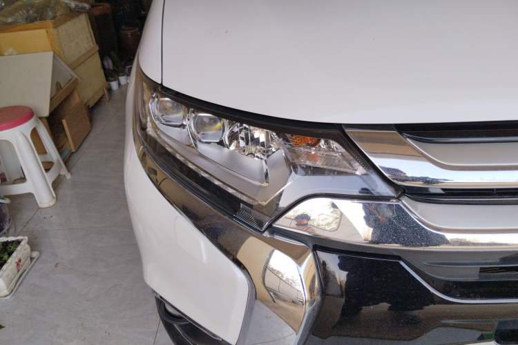 Used Mitsubishi Outlander 2016 2.4L 4x4 Elite Edition 5 Seats Right Front Headlight