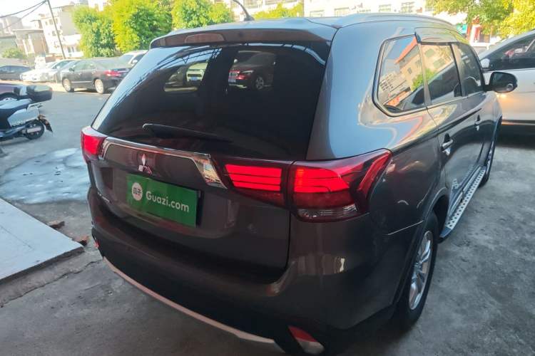 Used Mitsubishi Outlander 2016 2.0L Two-Wheel Drive Value Edition 5 Seats

