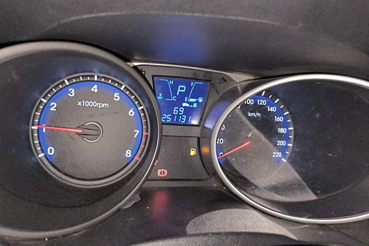 Used Hyundai ix35 2015 2.0L Automatic 2WD Smart Version China V Standard Odometer Close Up