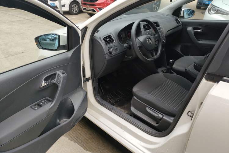 Used Volkswagen Polo 2014 1.6L Manual Comfort Edition
