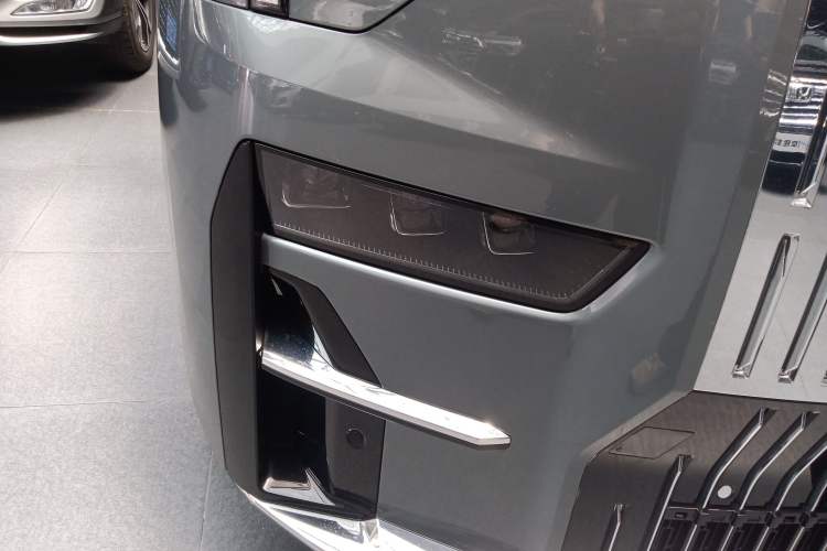 Used Zeekr 009 2024 Six-Seat Executive Version 4WD 108 kWh Right Front Headlight