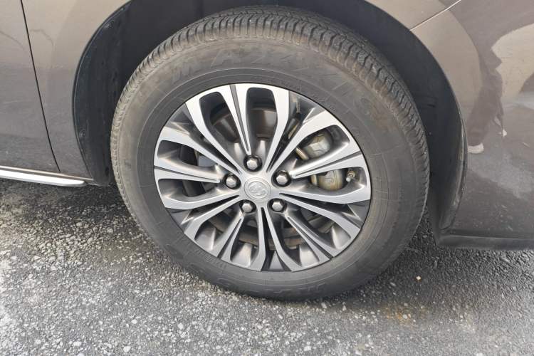 Used Buick GL8 2023 Facelifted Land Cruiser Executive Luxury Version Right Front Wheel Hub