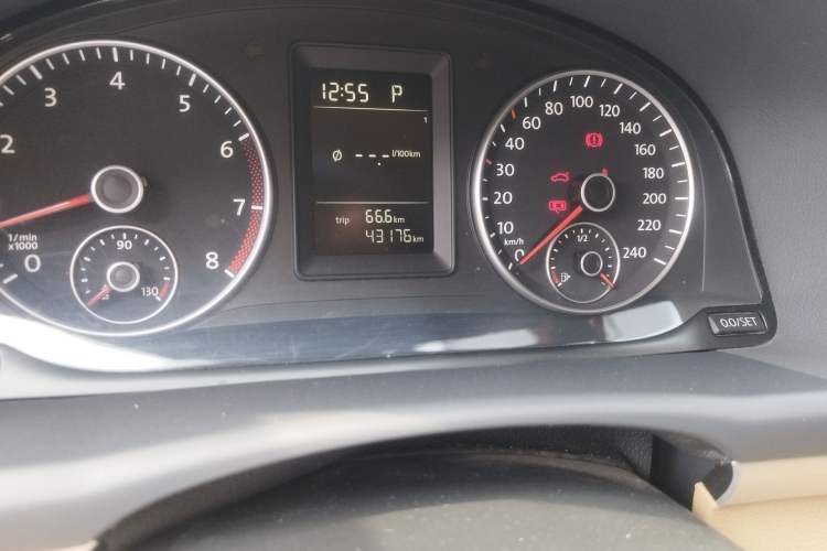 Used Volkswagen Touran 2011 1.4T DSG Zhiya Edition 5 Seats Odometer Close Up