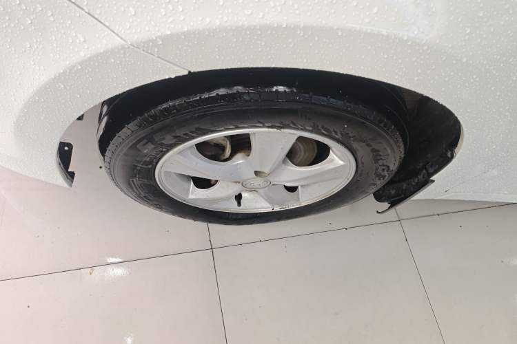 Used Hyundai Verna (older generation) 2014 1.4L Automatic Leading-Edge GLX Left Front Wheel Hub