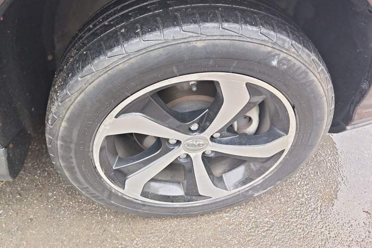 Used BYD S7 2015 2.0T Upgraded Automatic Luxury Version Right Front Wheel Hub