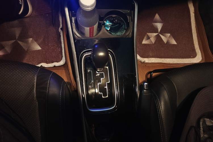 Used Mitsubishi Outlander 2018 2.0L Two-Wheel-Drive Jiale Edition 7-Seater