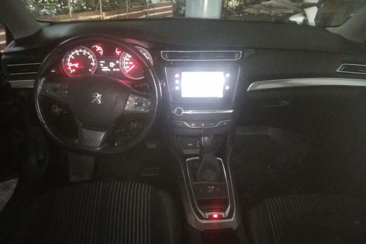 Used Peugeot 408 2014 1.8L Automatic Luxury Edition Center Console