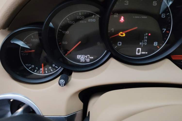 Used Porsche Cayenne 2014 Cayenne Platinum Edition 3.0T Odometer Close Up