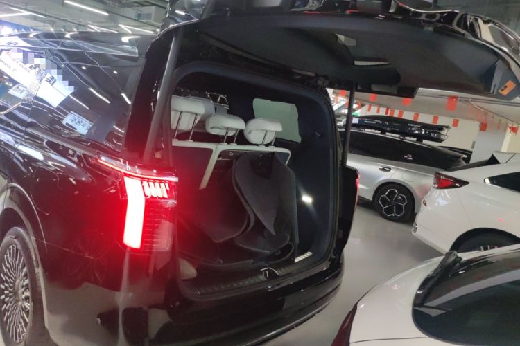 Used Zeekr 009 2024 7-Seater Walk-Through Version Four-Wheel Drive 108 kWh Trunk