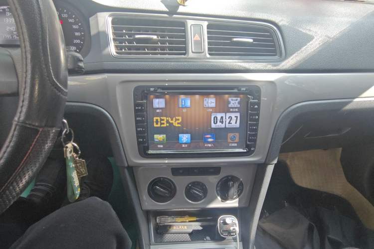 Used Volkswagen Lavida 2013 1.6L Manual Fashion Edition Audio And AC Panel