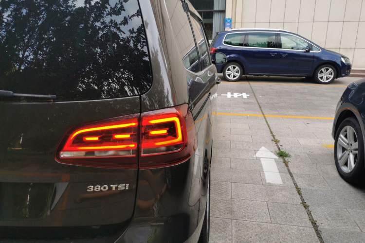 Used Volkswagen Sharan 2018 Revised Version 380TSI Comfort Edition 7-Seater
