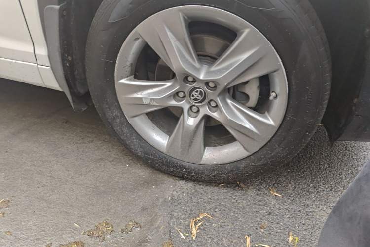 Used Toyota Highlander 2015 2.0T Four-Wheel Drive Luxury Edition 7-Seater Right Front Wheel Hub