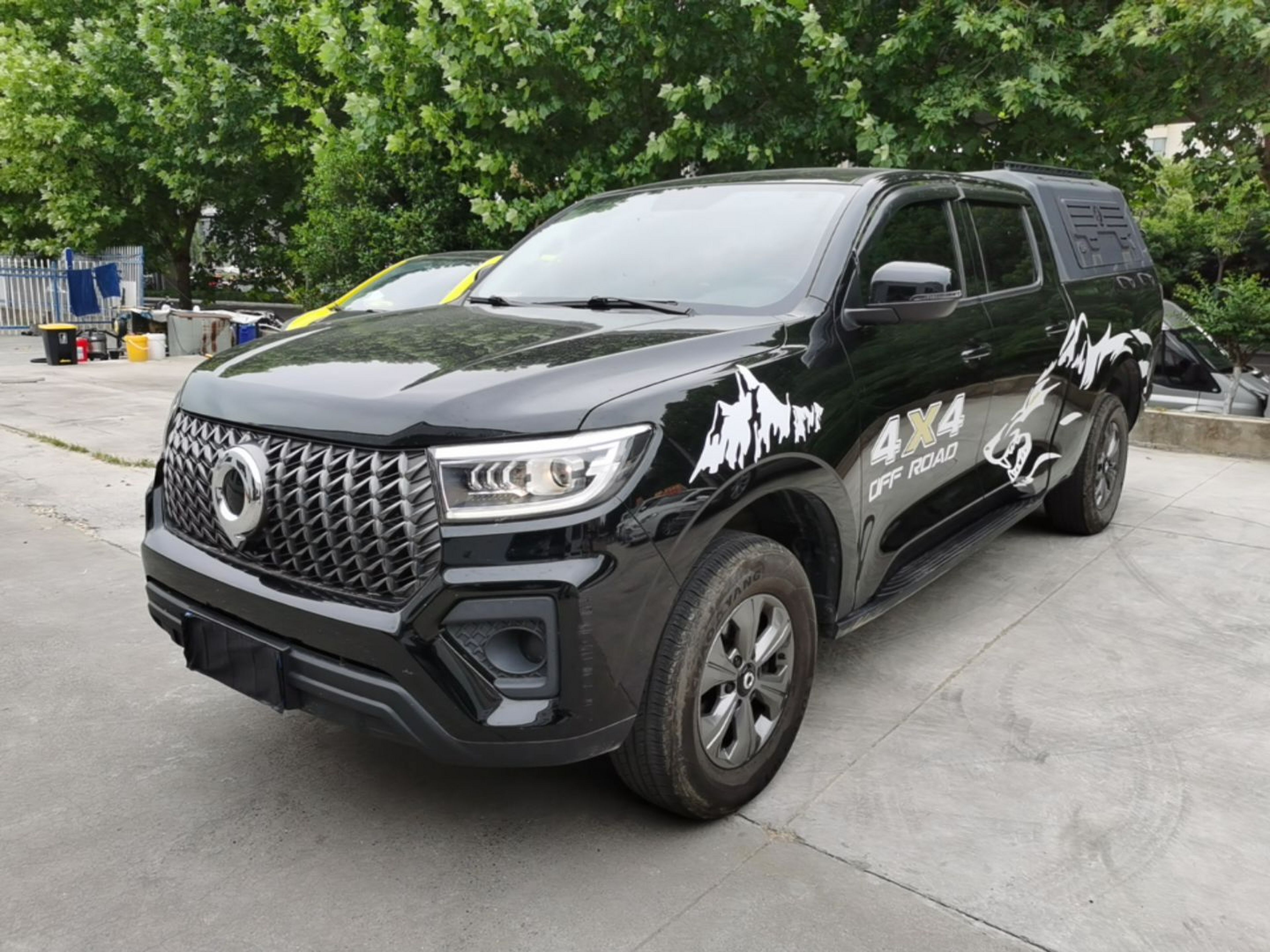 Под передней частью автомобиля