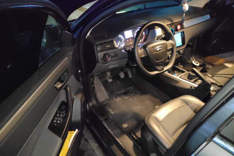 Used Qoros 3 2014 Sedan 1.6L Manual Zhiyue Model