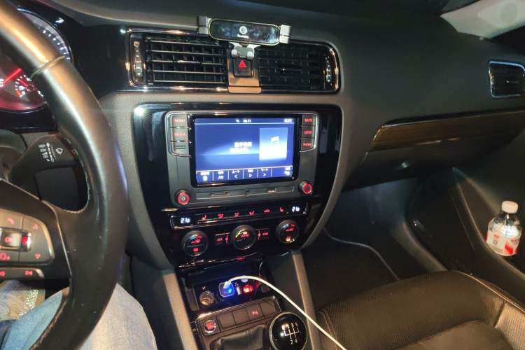 Used Volkswagen Sagitar 2017 230TSI Manual Luxury Model Audio And AC Panel