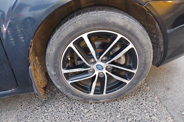 Used Bestune B50 2013 1.6L manual Comfort trim level Right Front Wheel Hub