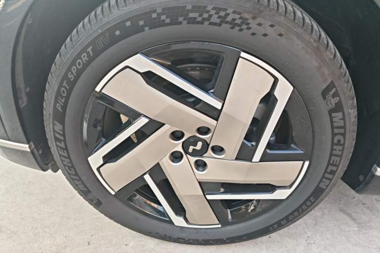 Used ONVO Luxeed L90 2025 Model—Pro Six-Seater Version