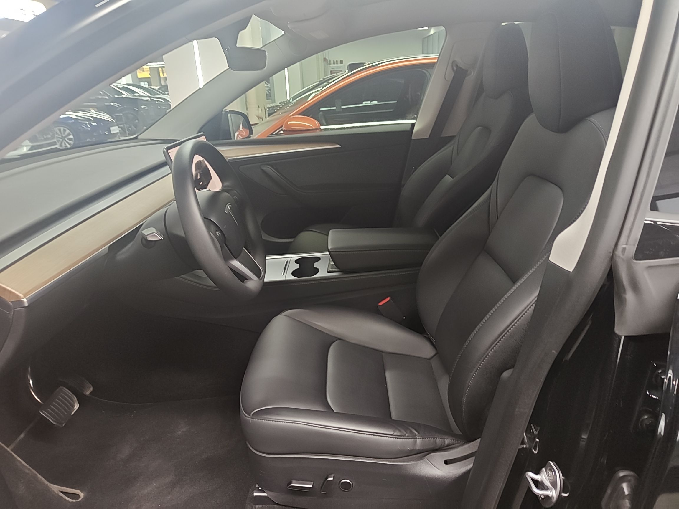 Переднее сиденье в автомобиле