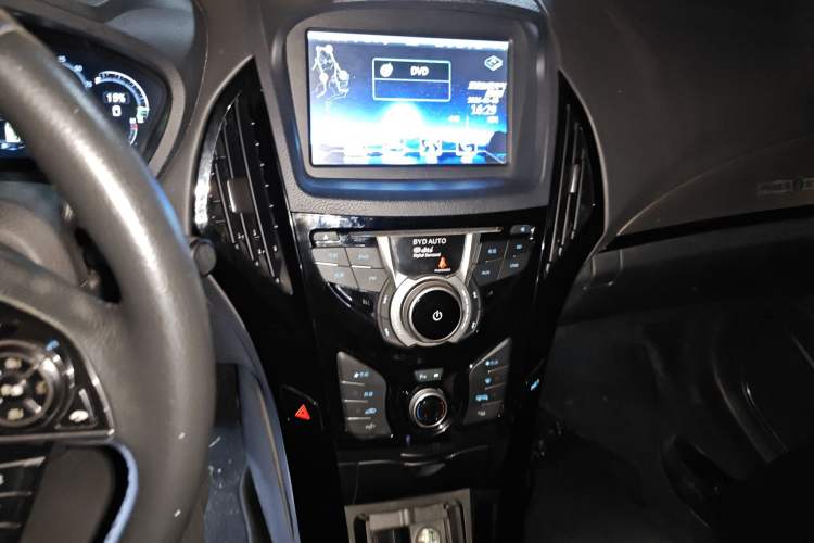 Used BYD Qin New Energy 2015 1.5T Dual-Crown Flagship Plus Edition
