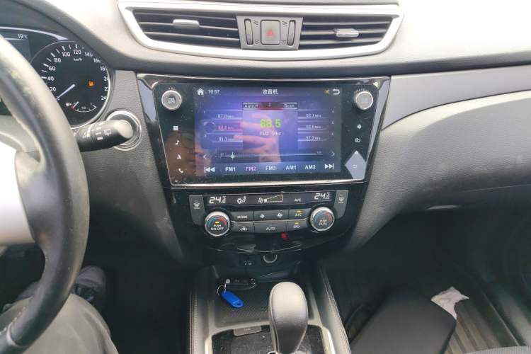 Used Nissan X-Trail 2014 2.0L CVT Comfort Edition 2WD Audio And AC Panel