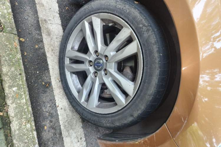 Used Volvo S60 2011 T6 AWD Prestige Edition Right Front Wheel Hub