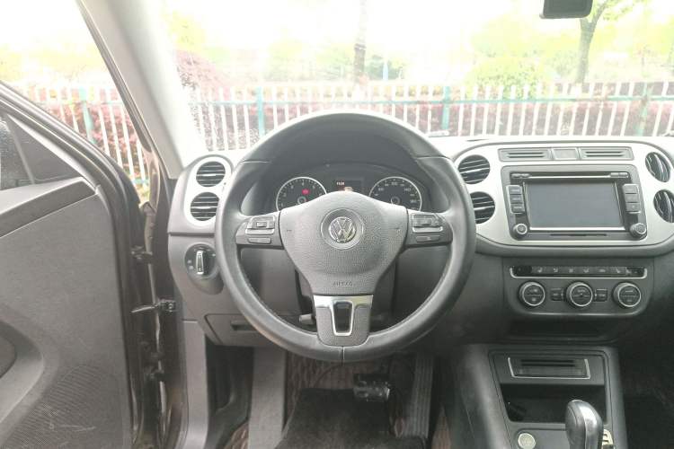 Used Volkswagen Tiguan 2015 1.8TSI Automatic Two-Wheel Drive Luxury Model Steering Wheel