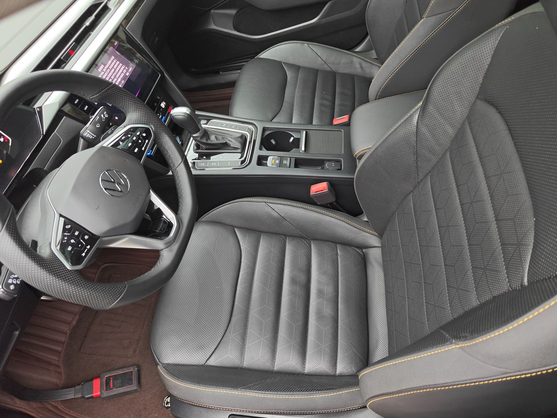 المقاعد الأمامية داخل السيارة