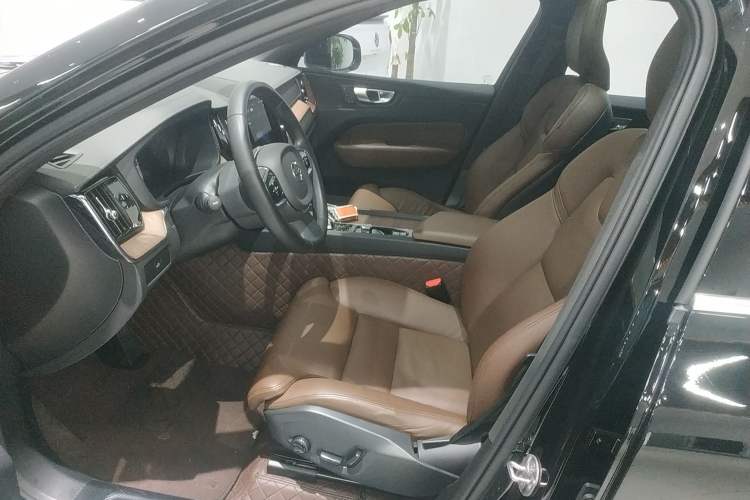 Used Volvo XC60 2023 B5 4x4 Smart Luxury Edition
