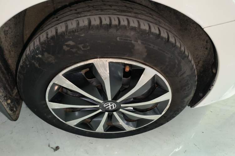 Used Volkswagen Polo 2016 1.6L Automatic Comfort Model Right Front Wheel Hub