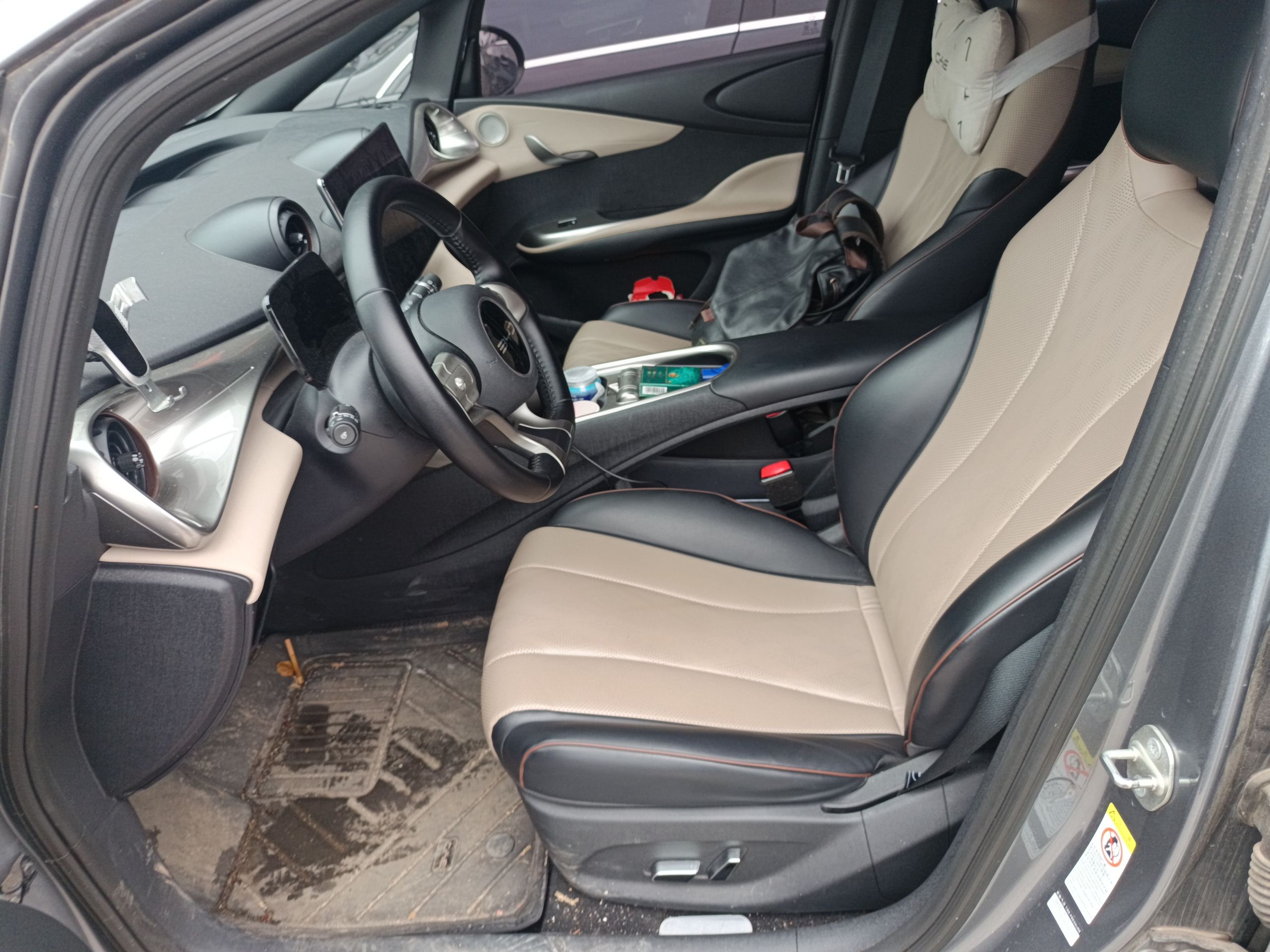 المقاعد الأمامية داخل السيارة