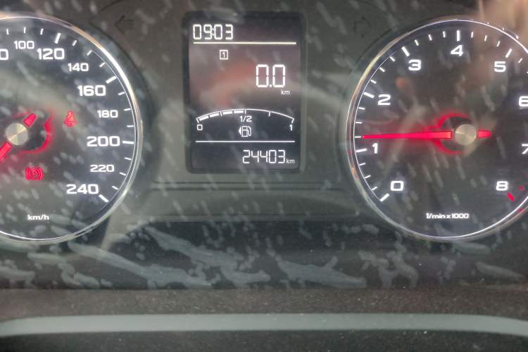 Used Roewe RX5 2020 20T Manual 4G Connect Million Edition Odometer Close Up