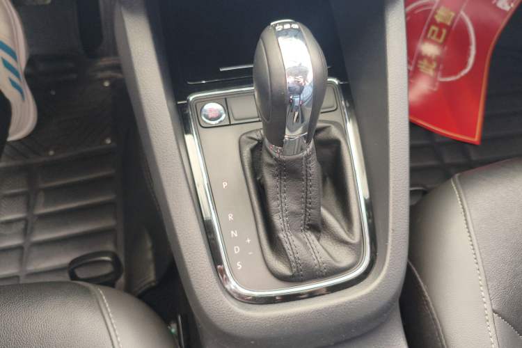 Used Volkswagen Sagitar 2017 230TSI Automatic Comfort Version Gear Lever