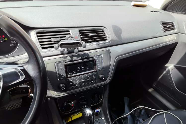 Used Volkswagen Lavida 2015 1.6L Automatic Comfort Edition Audio And AC Panel