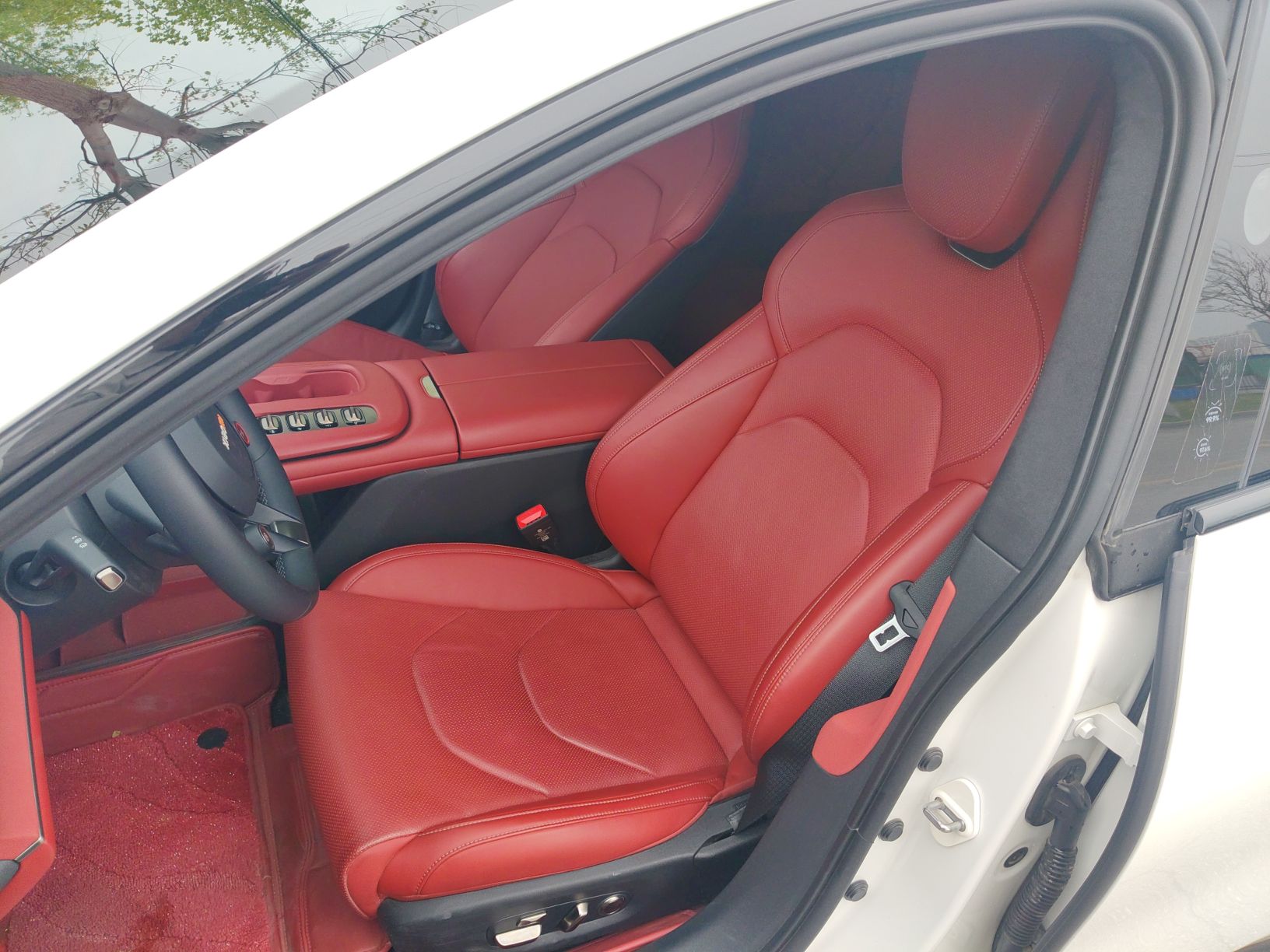 Переднее сиденье в автомобиле