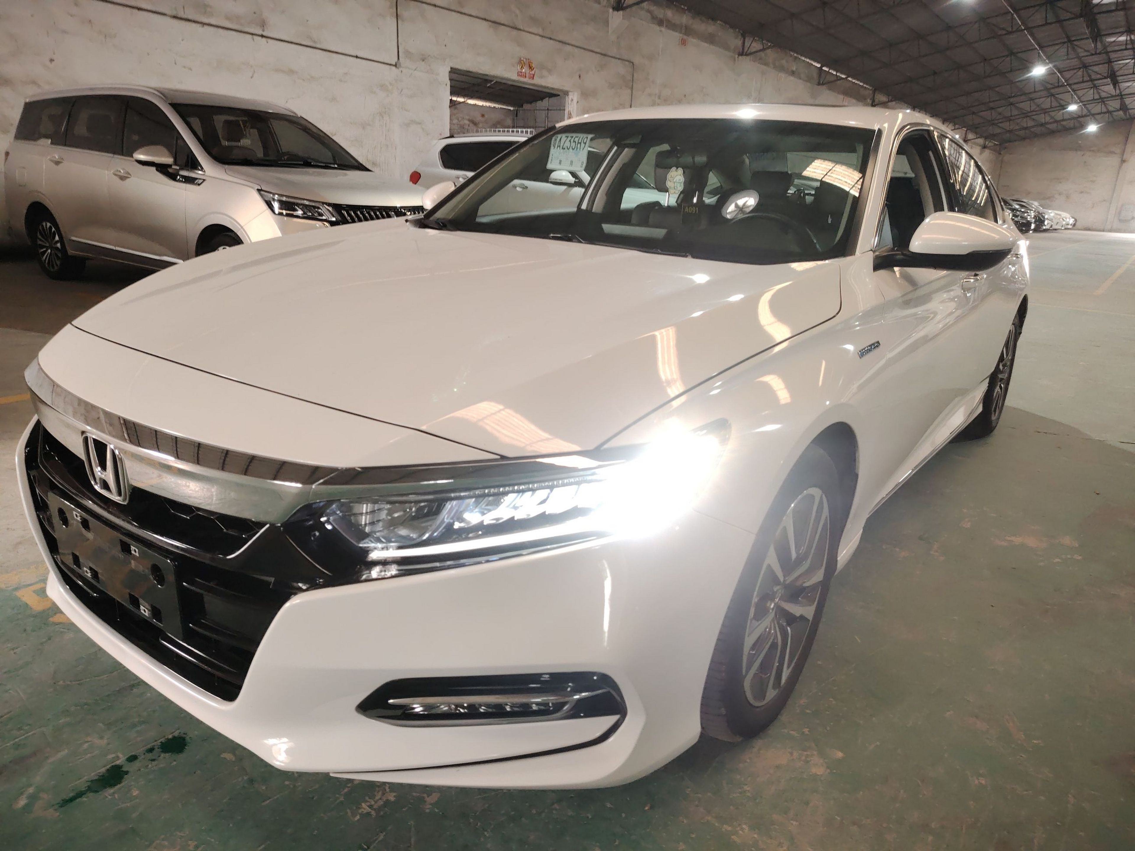 تحت مقدمة السيارة