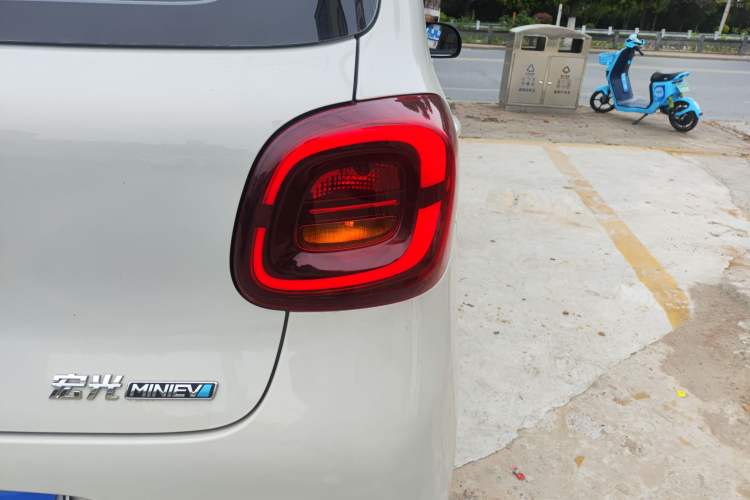 Used Wuling Hongguang MINIEV 2025 Four-Door Version Advanced Edition Right Rear Taillight