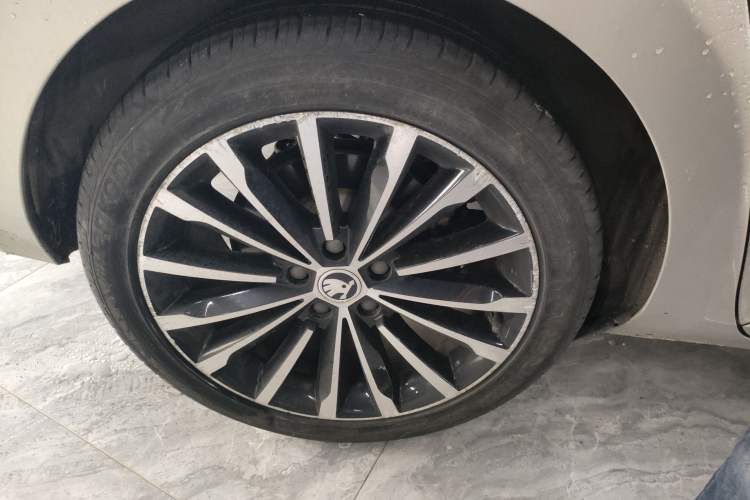 Used Skoda Superb 2016 TSI330 DSG Smart Drive Edition Right Rear Wheel Hub