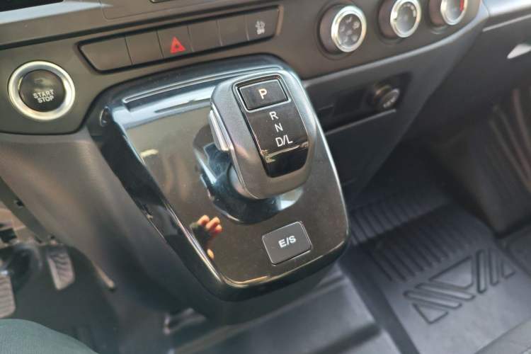 Used JMC Fushun 2023 2.0T Automatic Mid-Range Mid-Roof Commercial Multi-Purpose 7-Seater Passenger Vehicle Gear Lever