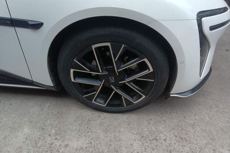 Used Avatr 06 2025 Pro Range-Extended Edition Right Front Wheel Hub