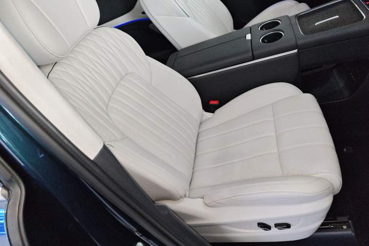 Used VOYAH Dream 2025 PHEV Four-Wheel-Drive Flagship Kunpeng Edition
