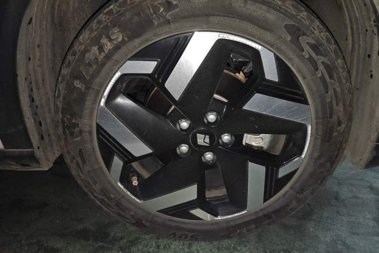 Used Baojun Yunhai 2024 500km Pure Electric Version Right Front Wheel Hub